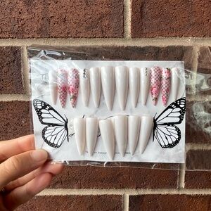 The rose that grew from concrete press on nails 💅🏼